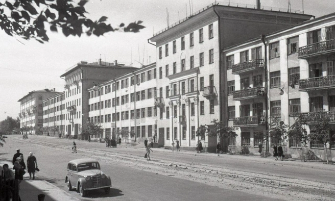 Начальная часть улицы Сталина (нынешней Российской) с 1950-х почти не изменилась | Источник: ОГАЧО, В Георгиев