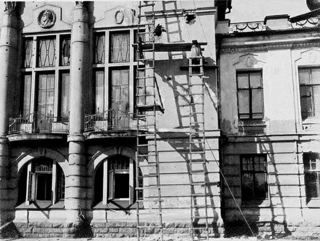 Здание Русско-Азиатского банка серьезно пострадало во время Декабрьских боев 1917 года. Эти события стали прологом для Гражданской войны в Восточной Сибири | Источник: Э.&nbsp;К.&nbsp;Гетке / pastvu.com