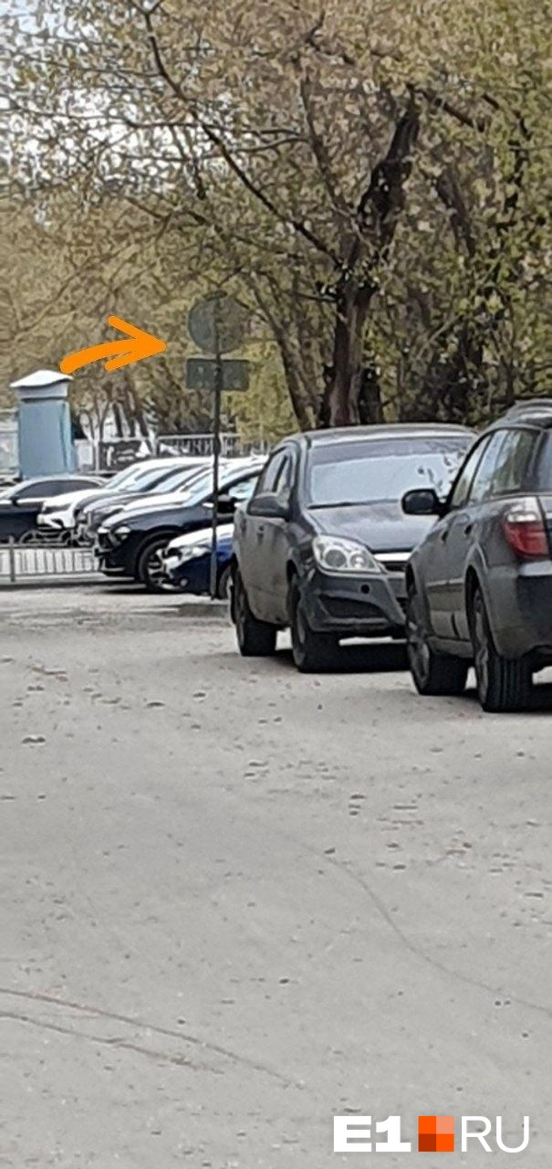 В самом конце тупикового проезда был знак, запрещающий парковку на стороне, где стояла «Нива». Но он виден только при движении в обратном направлении | Источник: читатель E1.RU