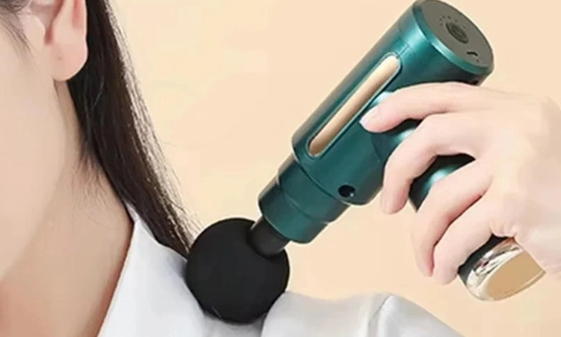 Женщина покрылась синяками из-за домашнего массажера. Оказалось, что у нее цинга