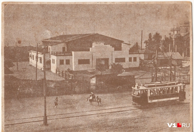 Открытый в 1927 году клуб имени Рыкова находился на месте троллейбусного кольца на Тулака. Кстати, фамилия председателя Совнаркома на этой открытке густо замазана чернилами не просто так — Алексей Рыков был признан врагом народа и расстрелян в 1938 году | Источник: частная коллекция