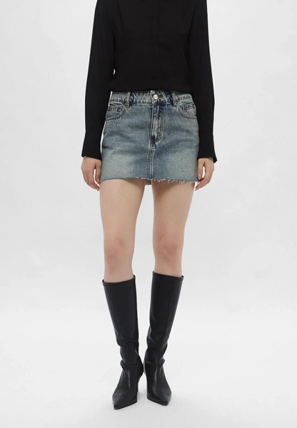 Правильные джинсы и кокетливое мини: 5 главных трендов денима 2026