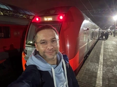 Букеты роз, фото с улыбкой на лице: как выглядит памятник скоропостижно скончавшегося пресс-секретаря SHAMAN