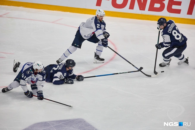 Шайбу забил новосибирский игрок Иван Чехович | Источник: Александр Ощепков / NGS.RU