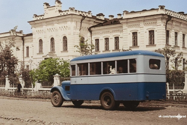 Вот так туда-сюда по Республики сновали городские автобусы. До появления тесных маршруток — еще несколько десятков лет | Источник: Тюмень до нашей эры / Vk.com
