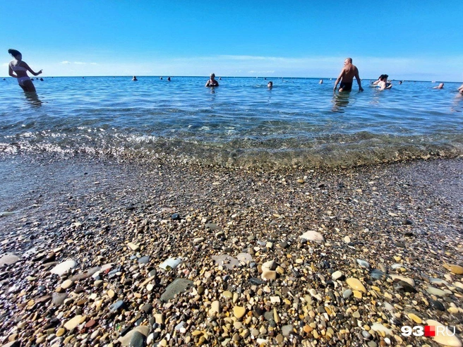 Мелкая галька на берегу | Источник: Екатерина Железнова / 93.RU