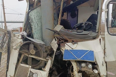 Автобус врезался в столб в Челябинске