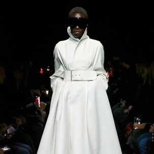 Balenciaga, зима 2025: как Демна вдруг повзрослел и стал ходить в офис