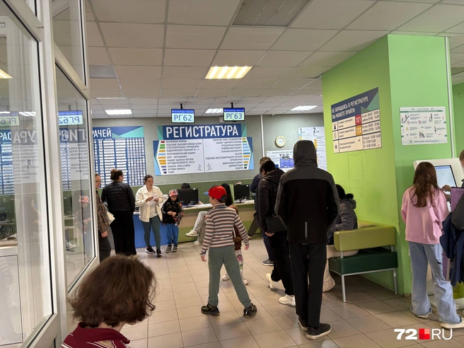 С каждой минутой в учреждении становилось всё больше людей  | Источник: Мария Токмакова / 72.RU