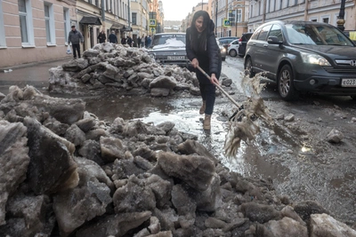 Жители Кузбасса массово жалуются на лужи и ледяные колеи