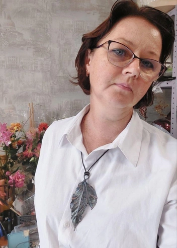 Ольга с удовольствием носит свои украшения | Источник: Ольга Леонтьева