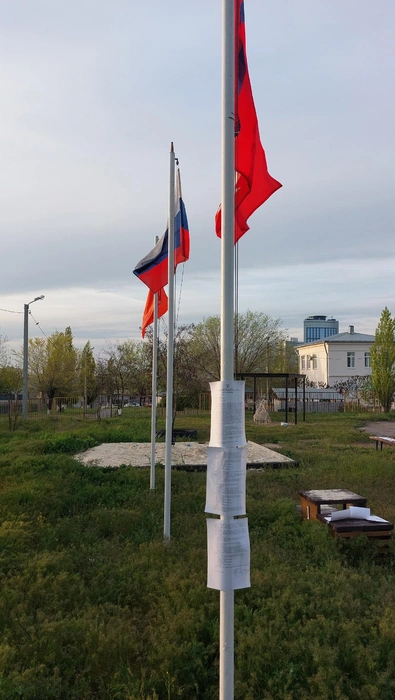 Флагштоки с флагами России также названы самовольно установленными объектами | Источник: читатели V1.RU