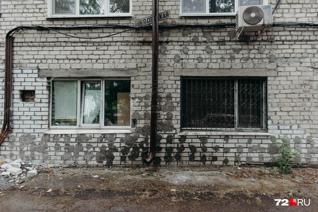 Старая и новая кладка кирпичей. Часть строительных материалов еще не убрана | Источник: Ирина Шарова / 72.RU