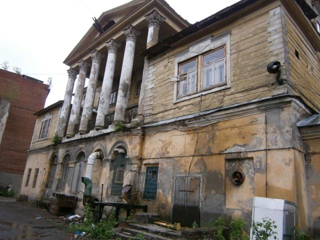 Этот дом — яркий пример жилой архитектуры начала XIX века в стиле классицизм | Источник: centr-nasledie.ru