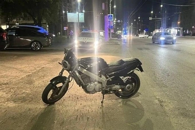 В ДТП с мотоциклом в Воронеже пострадали водитель и пассажирка