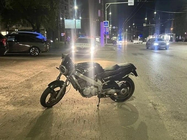 Воронежский мотоциклист не справился с управлением и попал в ДТП: пострадали два человека | Источник: ГУ МВД России по Воронежской области / t.me/mvd36