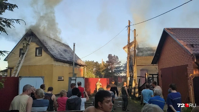 За пожаром наблюдали жители дачного поселка | Источник: Сергей Андрюшко