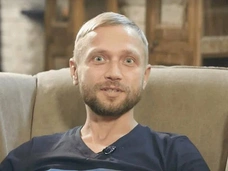 «На сутки лишал грудного сына пищи»: блогер-сыроед Максим Лютый, обвиняемый в смерти ребенка, дал показания