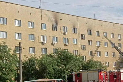 Пожар в общежитии Екатеринбурга: черный дым из окон, эвакуация 50