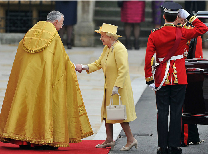Фото №2 - Королевский стилист рассказал, кто разнашивает обувь Елизаветы II