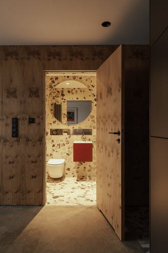 Студия 35 м² с ванной в деревянном кубе