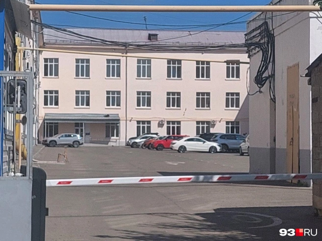 На парковке университета всё спокойно | Источник: Максим Дмитриев / 93.RU