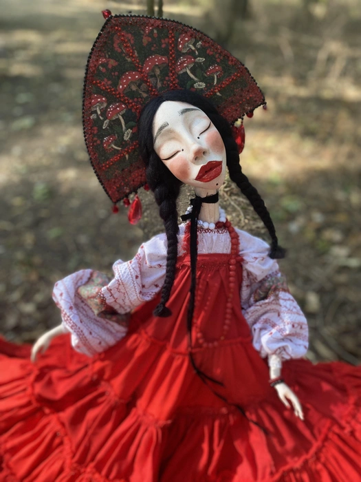 Красавица Марфуша в роскошном сарафане | Источник: Анна Гац