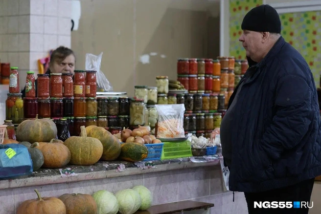 Кажется, что продавцы больше общаются с покупателями, чем торгуют | Источник: Евгений Софийчук / NGS55.RU