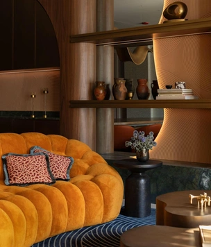 Охра, мандарин и золото: пентхаус в Чикаго, где нет ни одной белой стены