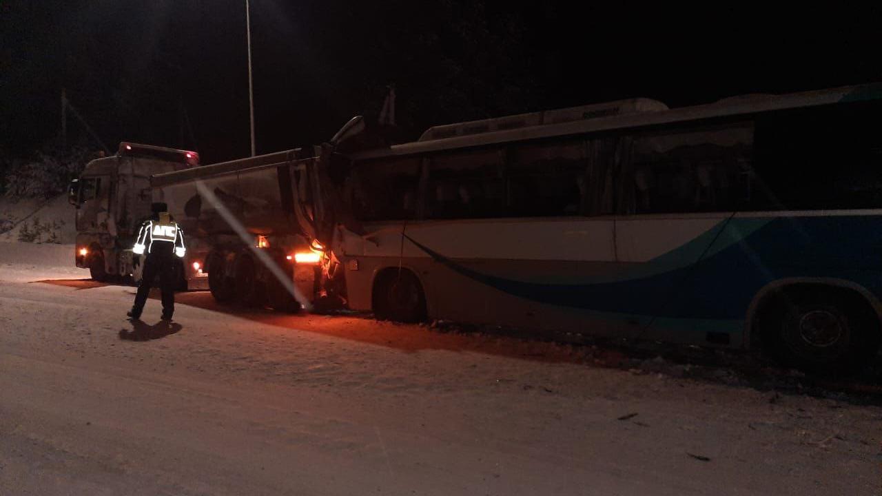 В ДТП погиб водитель рейсового автобуса Тюмень — Краснотурьинск в  Свердловской области - 27 декабря 2023 - 72.ру