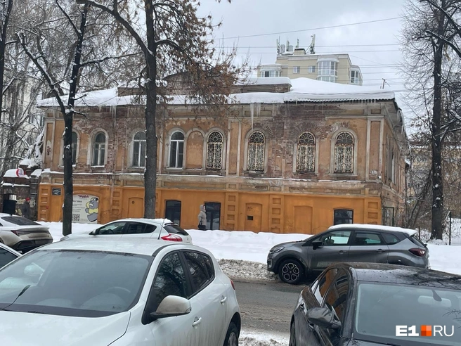 «Попова 11, огромные сосульки, и под ними люди ходят», — написала Светлана | Источник: читатель E1.RU