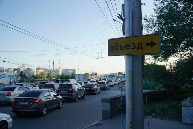 Затор растянулся на несколько километров | Источник: Александр Ощепков / NGS.RU