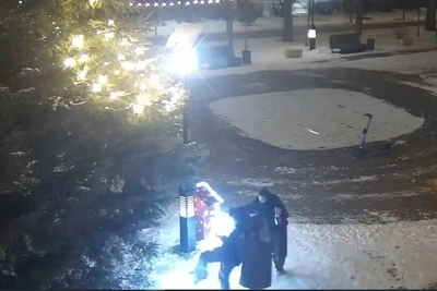 В Волжском три подростка разрушили новогоднюю иллюминацию