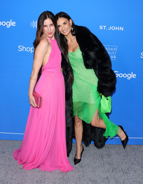 Кейт Бекинсейл пришла без белья, а Хайди Клум удивила сумкой-аквариумом: звезды на премии Fashion Trust U.S.