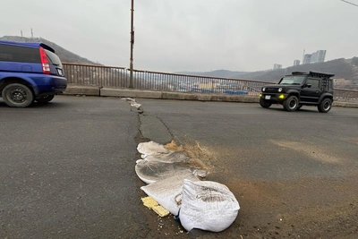 Предприниматель заделал яму на мосту дошираком и изолентой