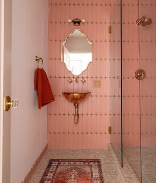 Розовый цвет в ванной комнате: 35 примеров