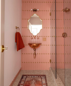 Розовый цвет в ванной комнате: 35 примеров