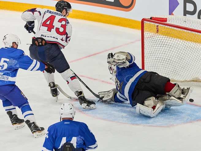 Хоккейные соревнования приурочили к 80-й годовщине Победы в Великой Отечественной войне. | Источник: Александр Ощепков / NGS.RU