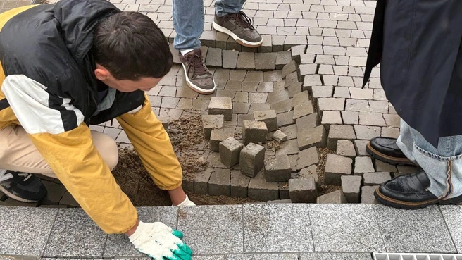 Плитка обвалилась в сквере, который открыли меньше года назад на Синюшке | Источник: сайт администрации Иркутска