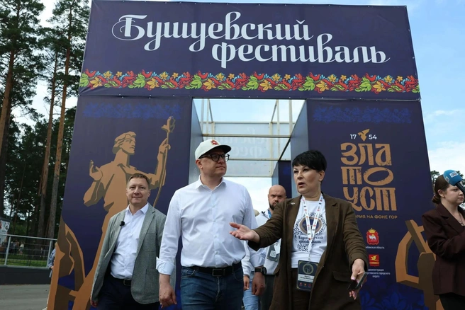 Ковали, гравировали и расписывали: гости Бушуевского фестиваля сделали сувениры своими руками | Источник: пресс-служба правительства Челябинской области