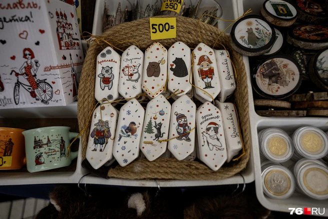 Елочные игрушки в виде конфет с рисунком продают за 500 рублей | Источник: Александр Куренной / 76.RU
