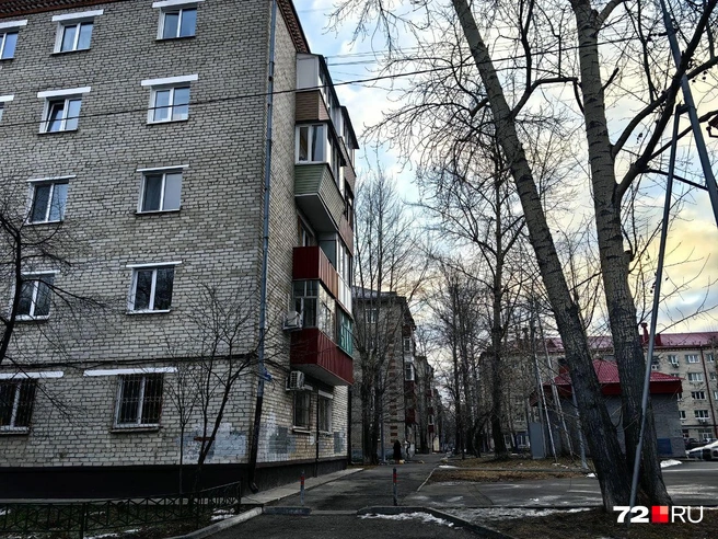 Вообще почти все дома здесь строили четко, как по линейке | Источник: Павел Красоткин / 72.RU