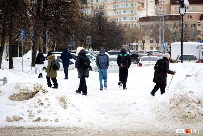 Снежные сугробы по обочинам дорог выросли по колено (а то и выше) | Источник: Владислав Лоншаков / E1.RU
