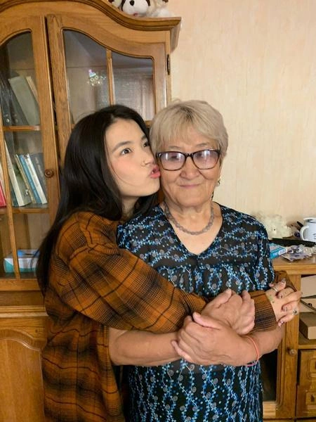 Анжела со своей бабушкой | Источник: @greenapelsin_music / T.me
