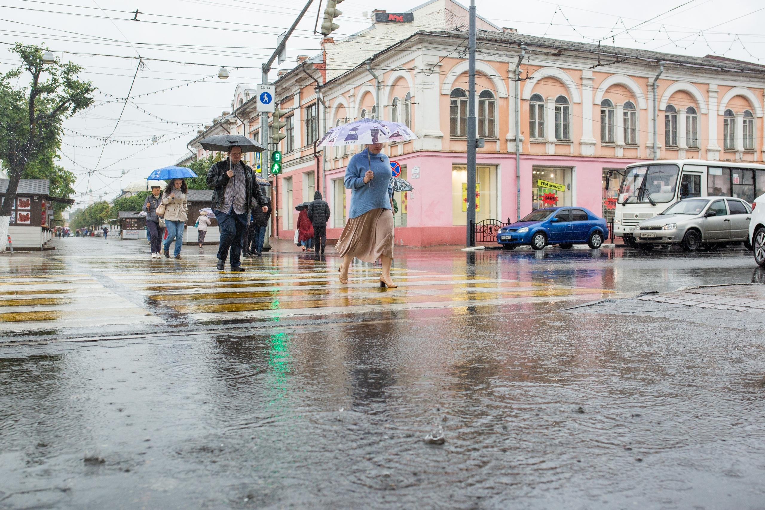 Осадки в ярославле сегодня. Ливень в городе. Ливень в Ярославле. Утро после дождя в городе. Ливень с грозой в городе.