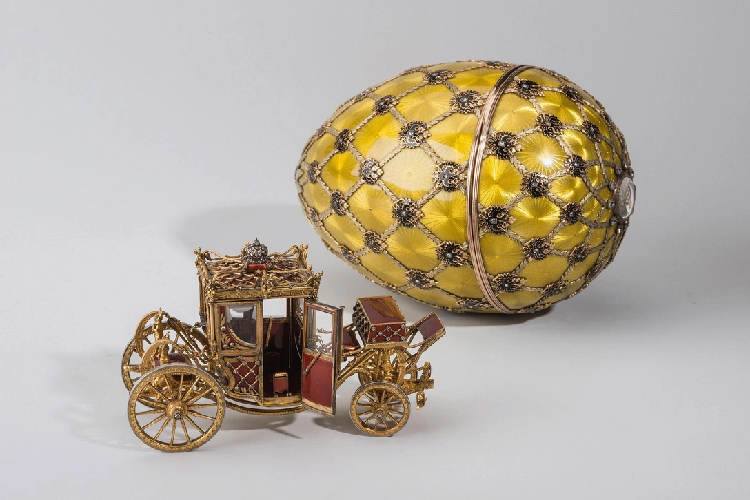 «Коронационное» яйцо 1897 года с сюрпризом в виде кареты. | Источник: Музей Фаберже