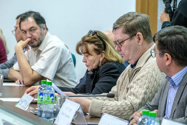 Многие поддержали идею поместить чугунный оригинал под стеклянный купол, чтобы сохранить подлинную работу скульптора и уберечь ее от дальнейшего разрушения | Источник: Булат Салихов