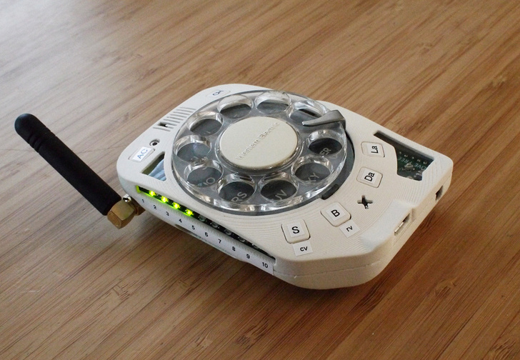 Инженер из США собрала дисковый смартфон, чтобы ее ничто не отвлекало (фото и процесс сборки)