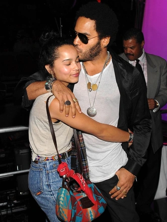 Зои Кравиц со своим отцом, музыкантом Ленни Кравицем, на концерте, посвященном 25-летию Зала славы рок-н-ролла, 30 октября 2009 года