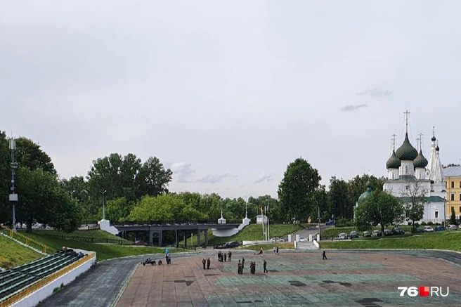 Мост на улице Подзеленье накренился | Источник: Александра Савельева